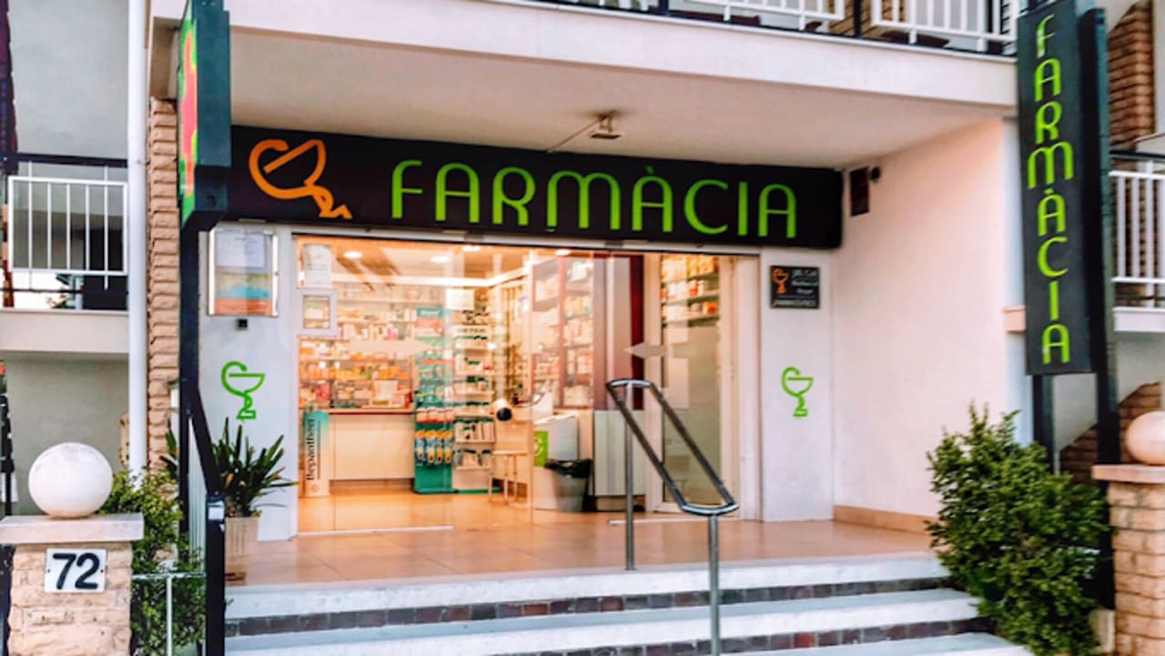 Fachada de Farmàcia Arqué en el Passeig de Miramar de Salou, en el paseo marítimo de la Platja de Ponent